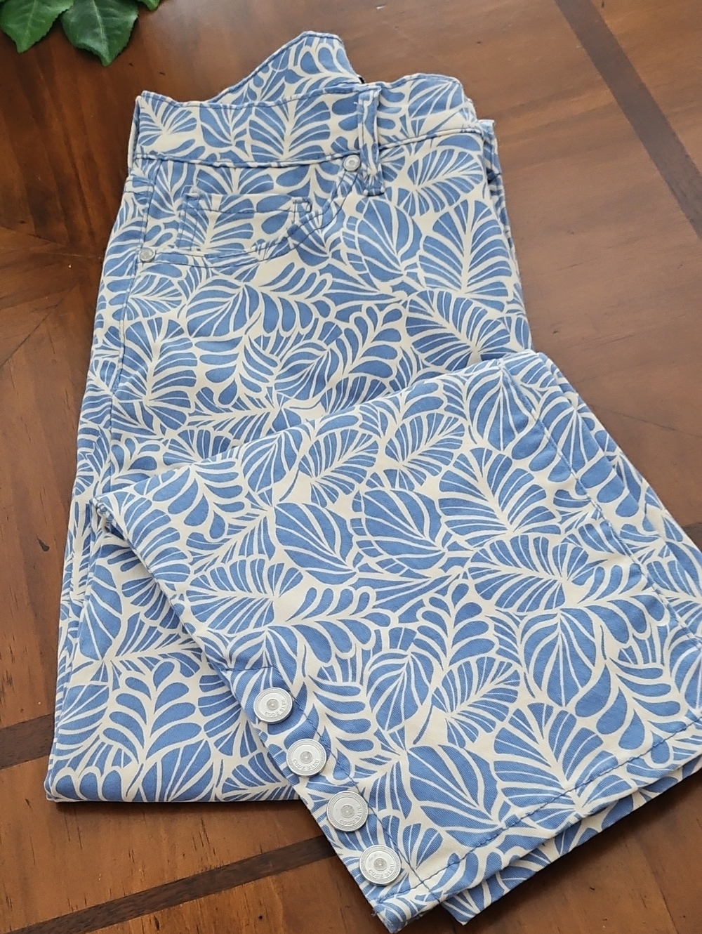 Code Bleu Blue and White Leaf-Print Cropped Jeans